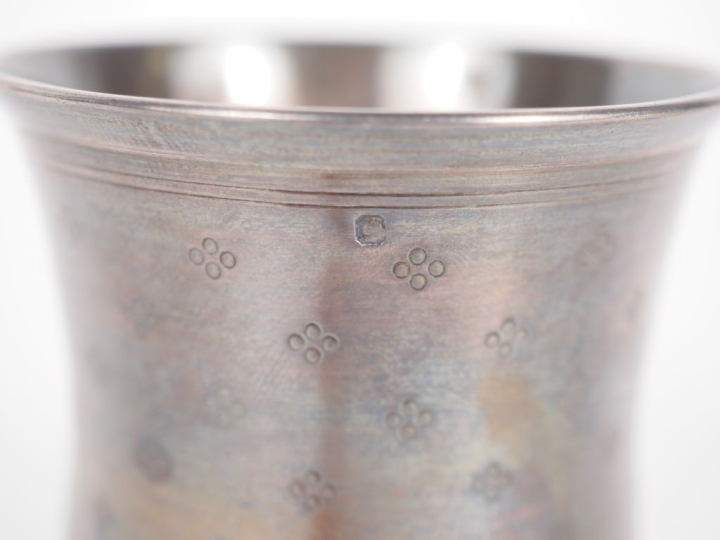Timbale de forme évasée en argent 925, poinçon Minerve, à décor de sem