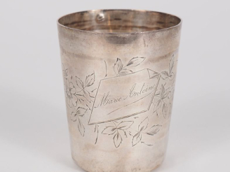 Vente aux enchères Petite timbale en argent 925, poinçon Minerve, à décor gravé d'oiseau,
