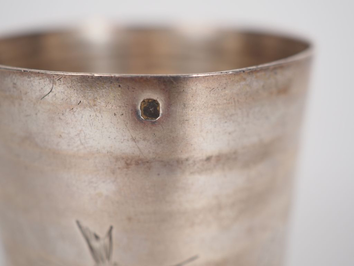 Petite timbale en argent 925, poinçon Minerve, à décor gravé d'oiseau,