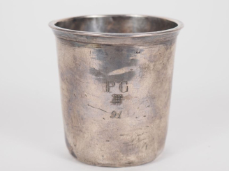 Vente aux enchères Timbale à fond plat en argent lisse 925, poinçon Minerve.  Monogrammée