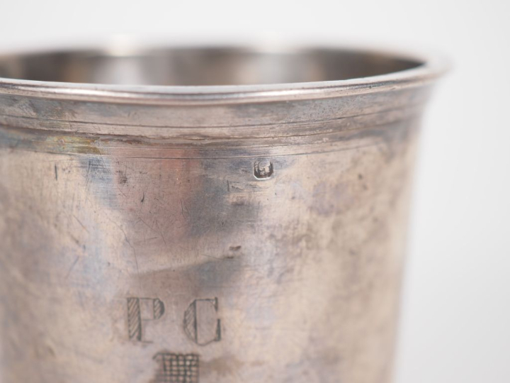 Timbale à fond plat en argent lisse 925, poinçon Minerve.  Monogrammée