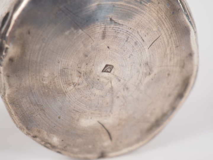 Timbale à fond plat en argent lisse 925, poinçon Minerve.  Monogrammée