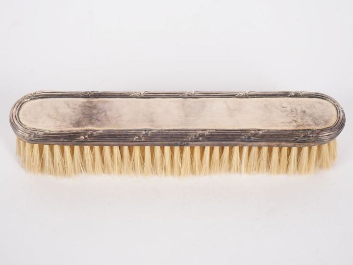 Brosse de table de style Louis XVI.  La monture en argent 925, poinçon