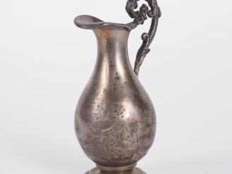 Vente aux enchères Burette sur piédouche en argent 925, poinçon Minerve, à décor gravé de