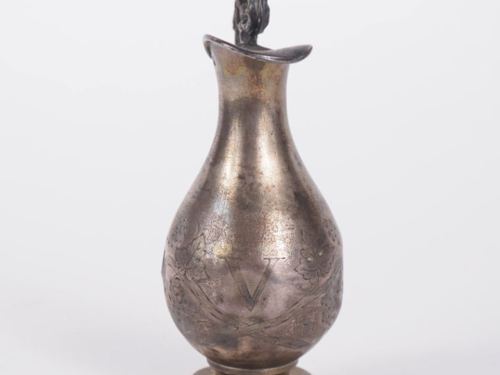 Burette sur piédouche en argent 925, poinçon Minerve, à décor gravé de
