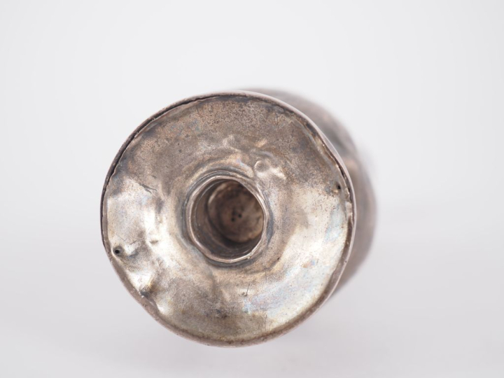 Burette sur piédouche en argent 925, poinçon Minerve, à décor gravé de