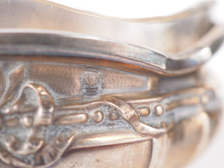 Paire de salerons et leur cuillère de style Louis XVI en argent 925, p