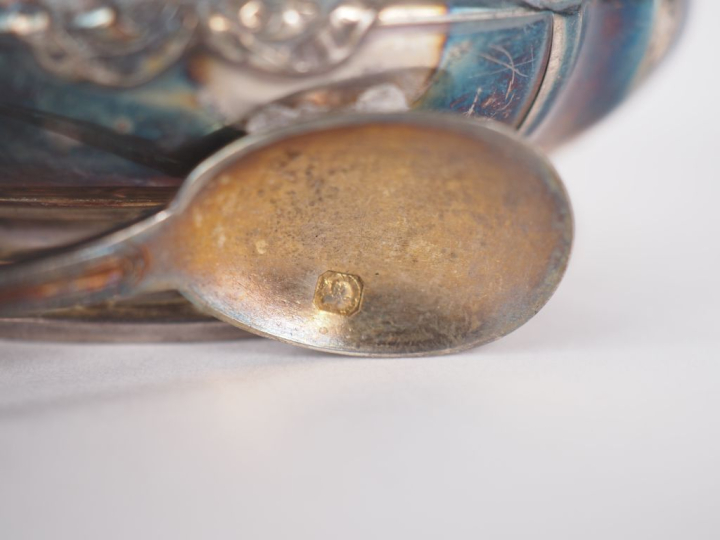 Paire de salerons et leur cuillère de style Louis XVI en argent 925, p
