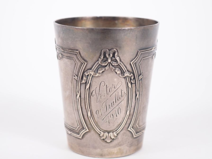 Timbale à fond plat de style Louis XVI en argent 925, poinçon Minerve,