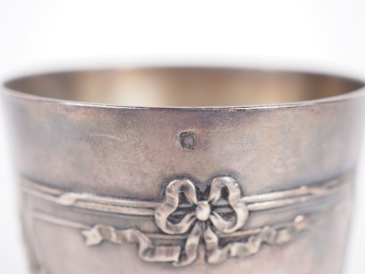 Timbale à fond plat de style Louis XVI en argent 925, poinçon Minerve,