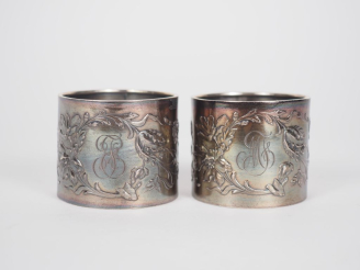Vente aux enchères Paire de ronds de serviette de style Art Nouveau en argent 800, poinço