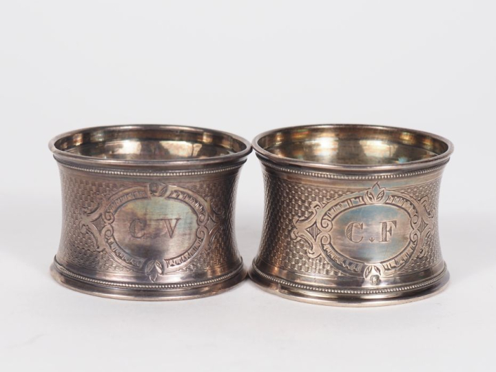 Paire de ronds de serviette en argent 925, poinçon Minerve, à décor de
