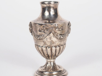 Vente aux enchères Petit vase sur piédouche de style Louis XVI en argent, à décor de masq