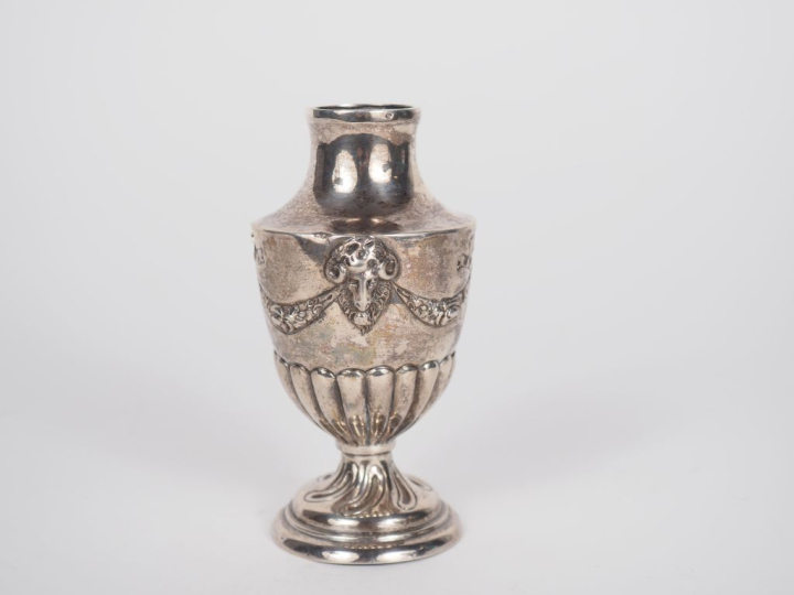 Petit vase sur piédouche de style Louis XVI en argent, à décor de masq