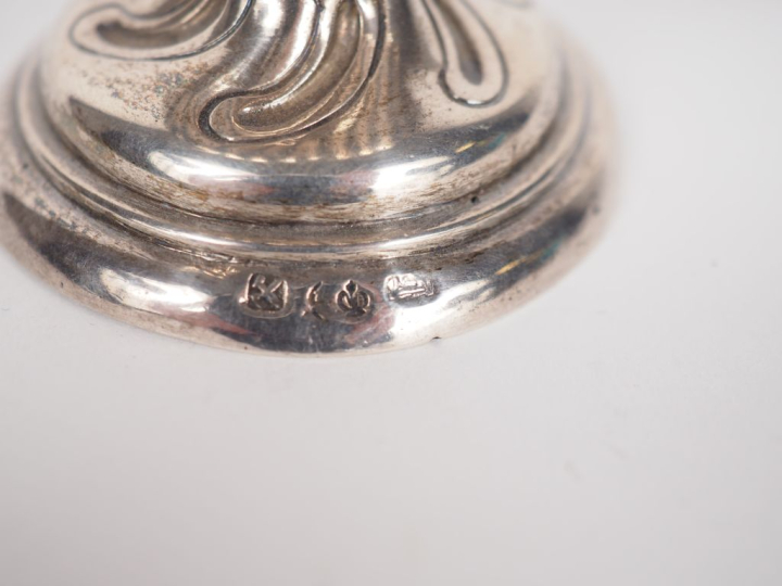 Petit vase sur piédouche de style Louis XVI en argent, à décor de masq