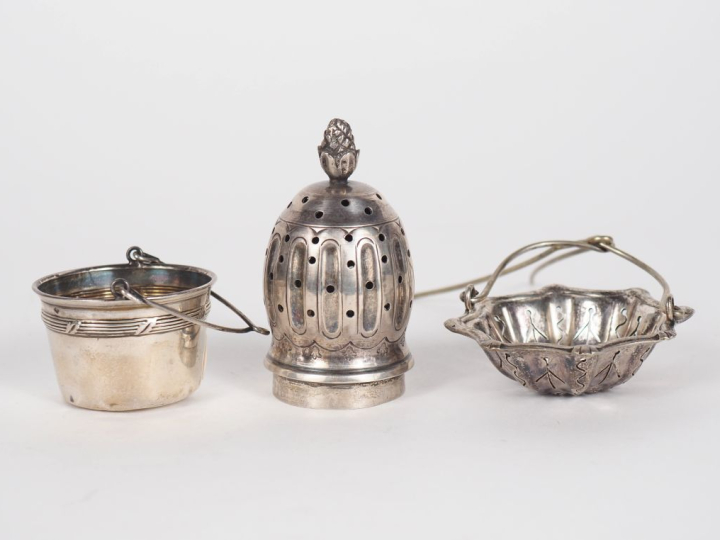 Ensemble comprenant :  - une passette à thé de style Louis XVI en arge