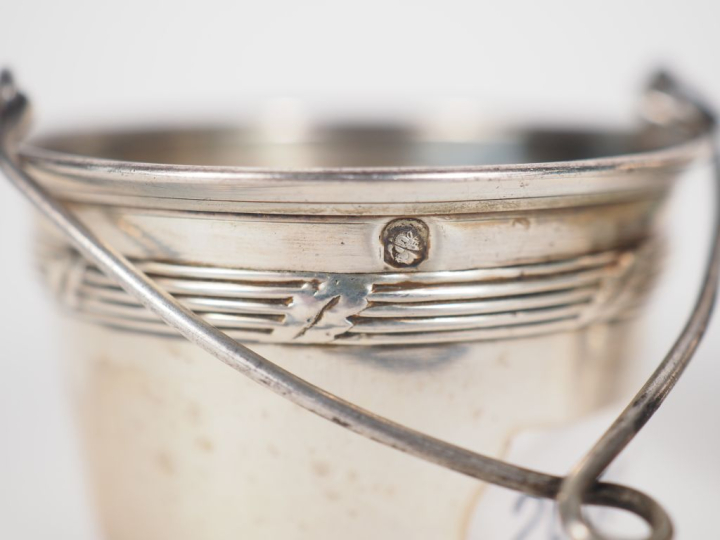 Ensemble comprenant :  - une passette à thé de style Louis XVI en arge