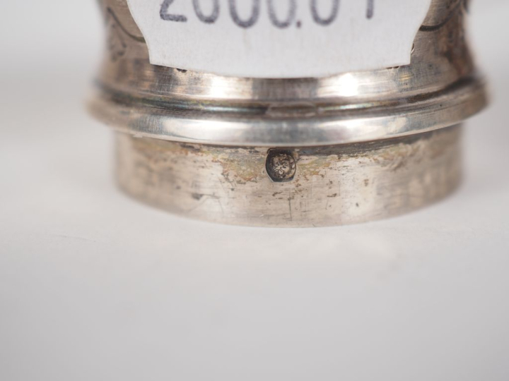 Ensemble comprenant :  - une passette à thé de style Louis XVI en arge