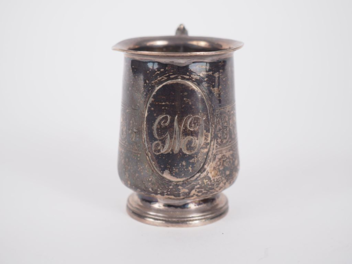 Tasse sur piédouche en argent anglais, poinçon lion marchant, à décor 