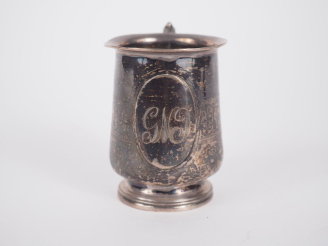 Vente aux enchères Tasse sur piédouche en argent anglais, poinçon lion marchant, à décor 