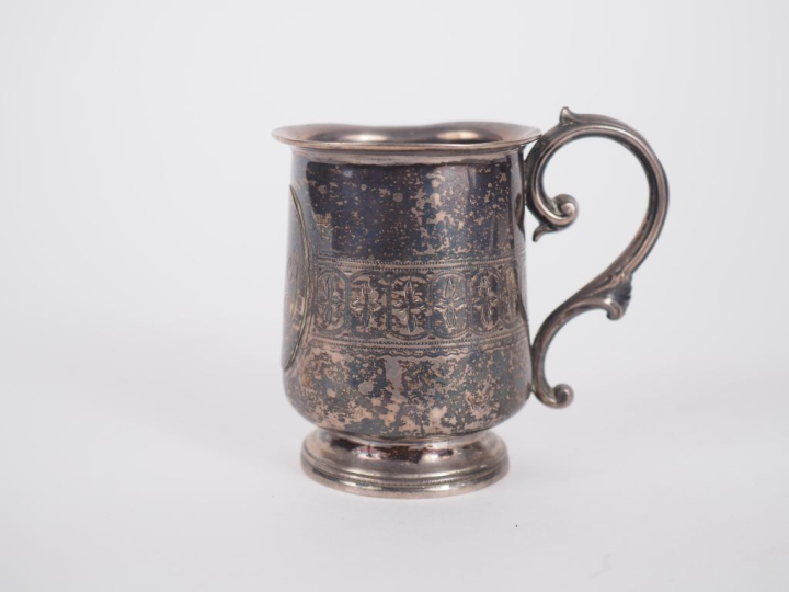 Tasse sur piédouche en argent anglais, poinçon lion marchant, à décor 