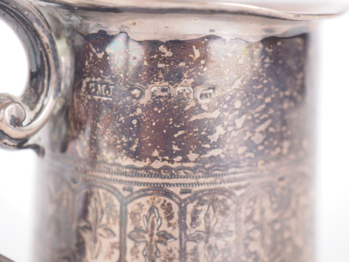 Tasse sur piédouche en argent anglais, poinçon lion marchant, à décor 