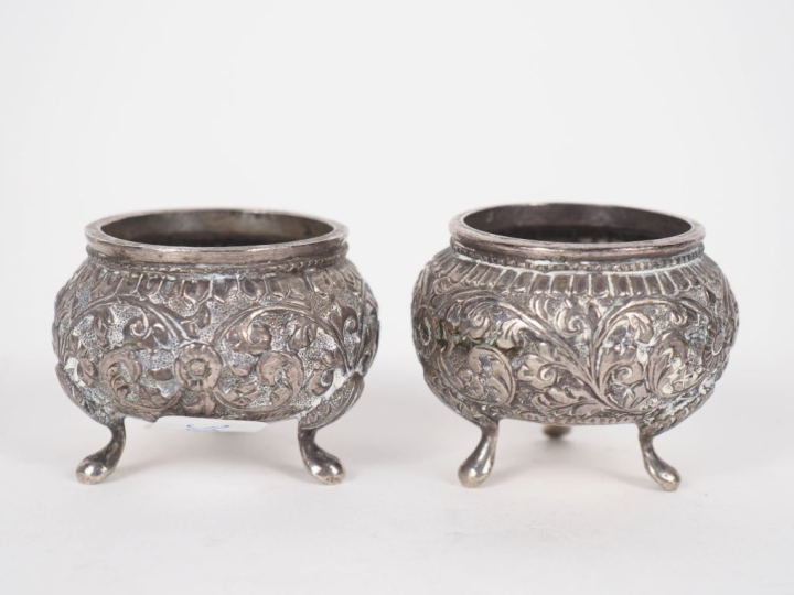 Paire de salerons tripodes en argent 800, poinçon cygne, à décor au re