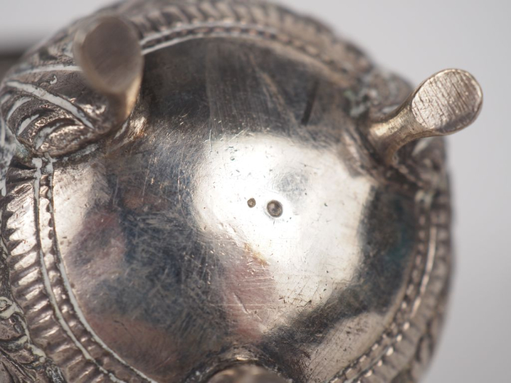 Paire de salerons tripodes en argent 800, poinçon cygne, à décor au re