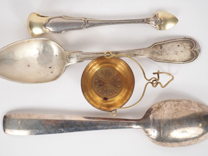 Ensemble comprenant :  - une passette à thé en argent 925, poinçon Min