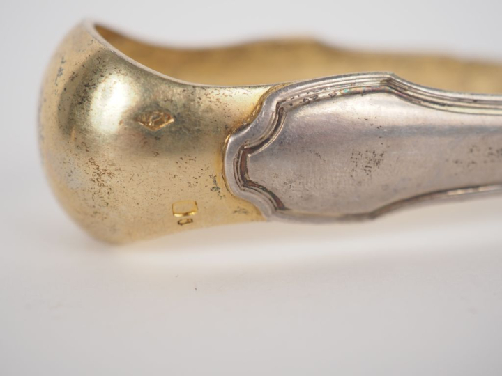 Ensemble comprenant :  - une passette à thé en argent 925, poinçon Min