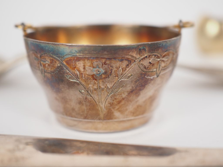 Ensemble comprenant :  - une passette à thé en argent 925, poinçon Min