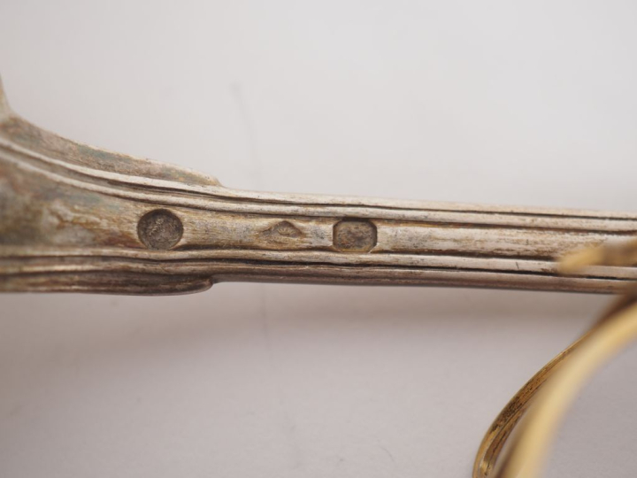 Ensemble comprenant :  - une passette à thé en argent 925, poinçon Min