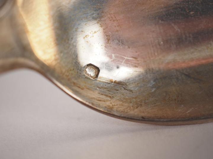 Ensemble comprenant :  - une passette à thé en argent 925, poinçon Min