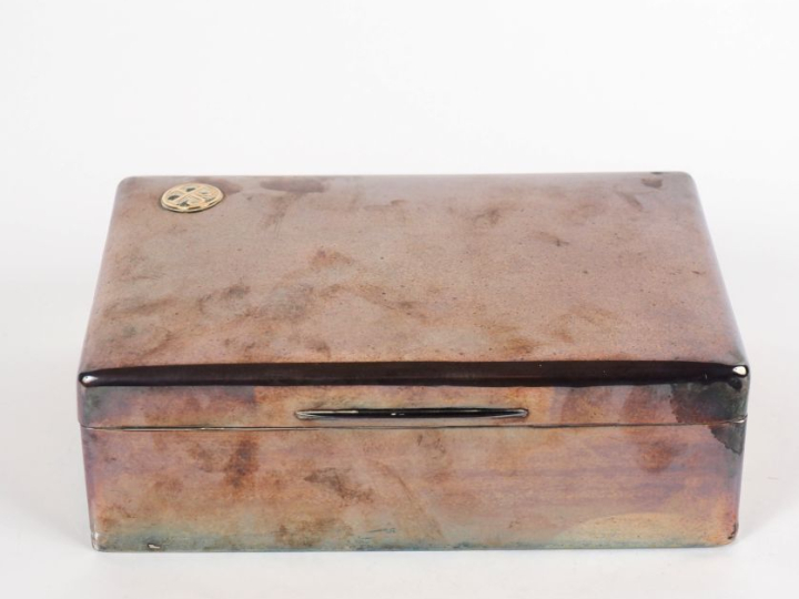 Coffret en argent anglais, à décor de monogramme.  Intérieur bois à de