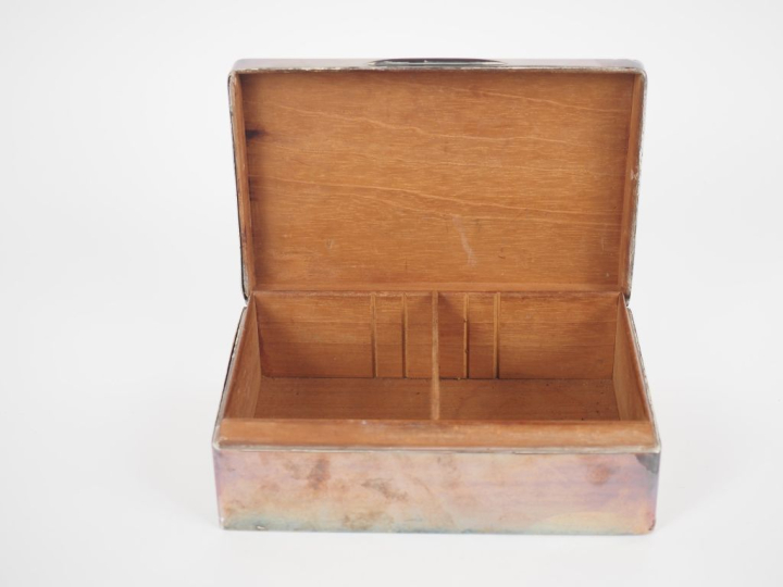 Coffret en argent anglais, à décor de monogramme.  Intérieur bois à de