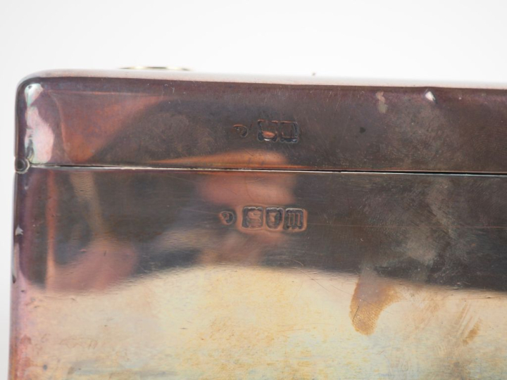 Coffret en argent anglais, à décor de monogramme.  Intérieur bois à de