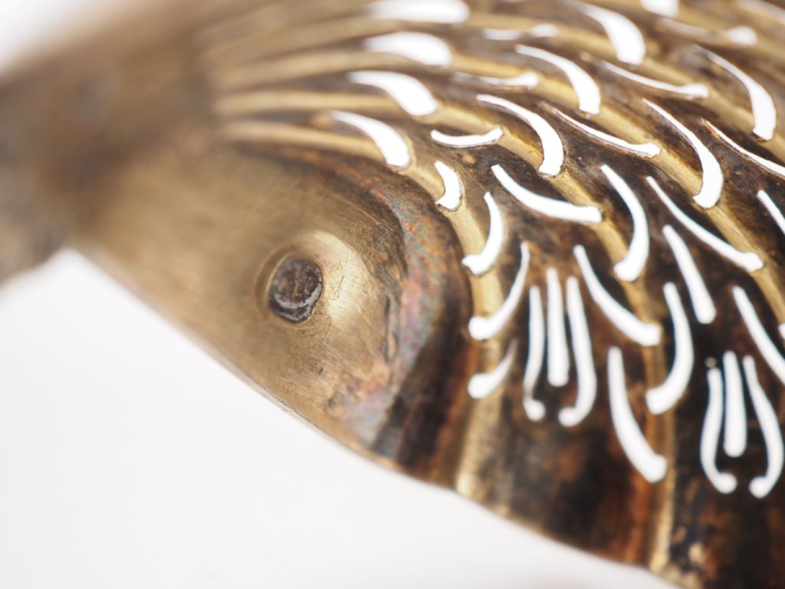 Cuillère à saupoudrer en argent doré, à décor de coquille et cartouche