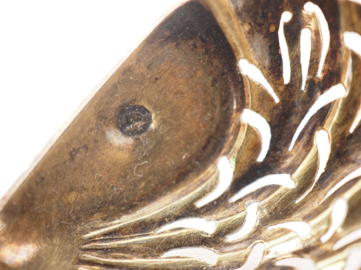 Cuillère à saupoudrer en argent doré, à décor de coquille et cartouche