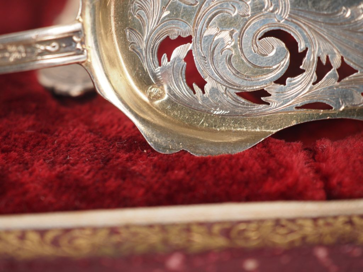 Ensemble comprenant :  - une partie de nécessaire à douceurs en argent