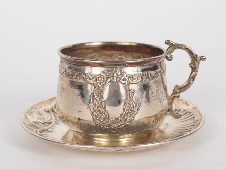 Tasse en argent 925, poinçon Minerve, à décor au repoussé d'une frise 