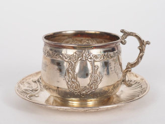 Vente aux enchères Tasse en argent 925, poinçon Minerve, à décor au repoussé d'une frise 
