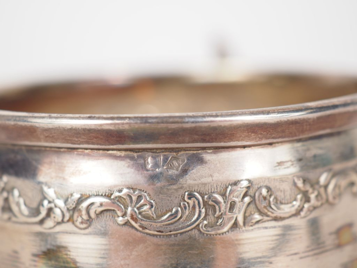 Tasse en argent 925, poinçon Minerve, à décor au repoussé d'une frise 