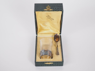 Vente aux enchères Verre à eau en cristal monture argent 925, poinçon Minerve, et sa cuil