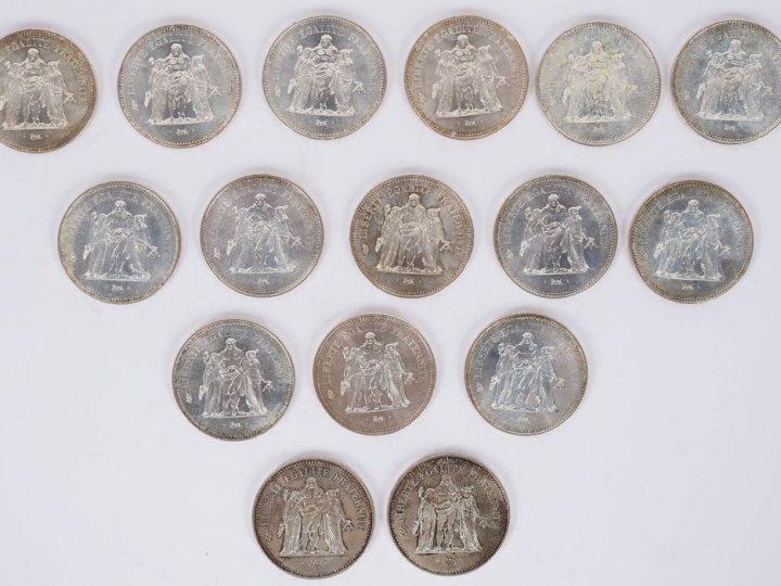 Ensemble comprenant :  - quatorze pièces de 50 Francs en argent, 1977.