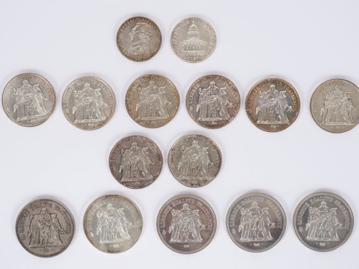 Ensemble comprenant :  - cinq pièces de 50 Francs en argent, 1974 (x4)