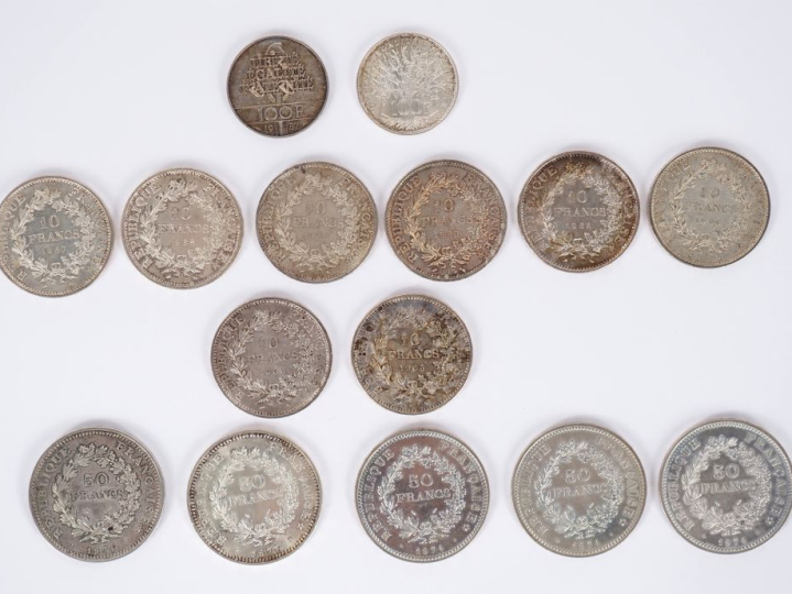 Ensemble comprenant :  - cinq pièces de 50 Francs en argent, 1974 (x4)