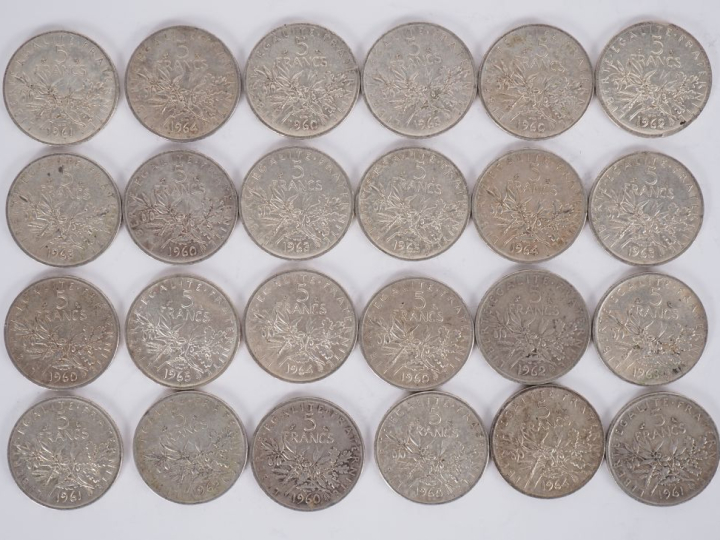 Ensemble de vingt-quatre pièces de 5 Francs en argent.  Poids. 279 g