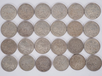 Vente aux enchères Ensemble de vingt-quatre pièces de 5 Francs en argent.  Poids. 279 g