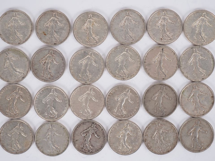 Ensemble de vingt-quatre pièces de 5 Francs en argent.  Poids. 279 g