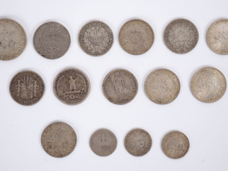 Vente aux enchères Ensemble comprenant :  - une pièce de 2 Francs en argent, 1910. - sept